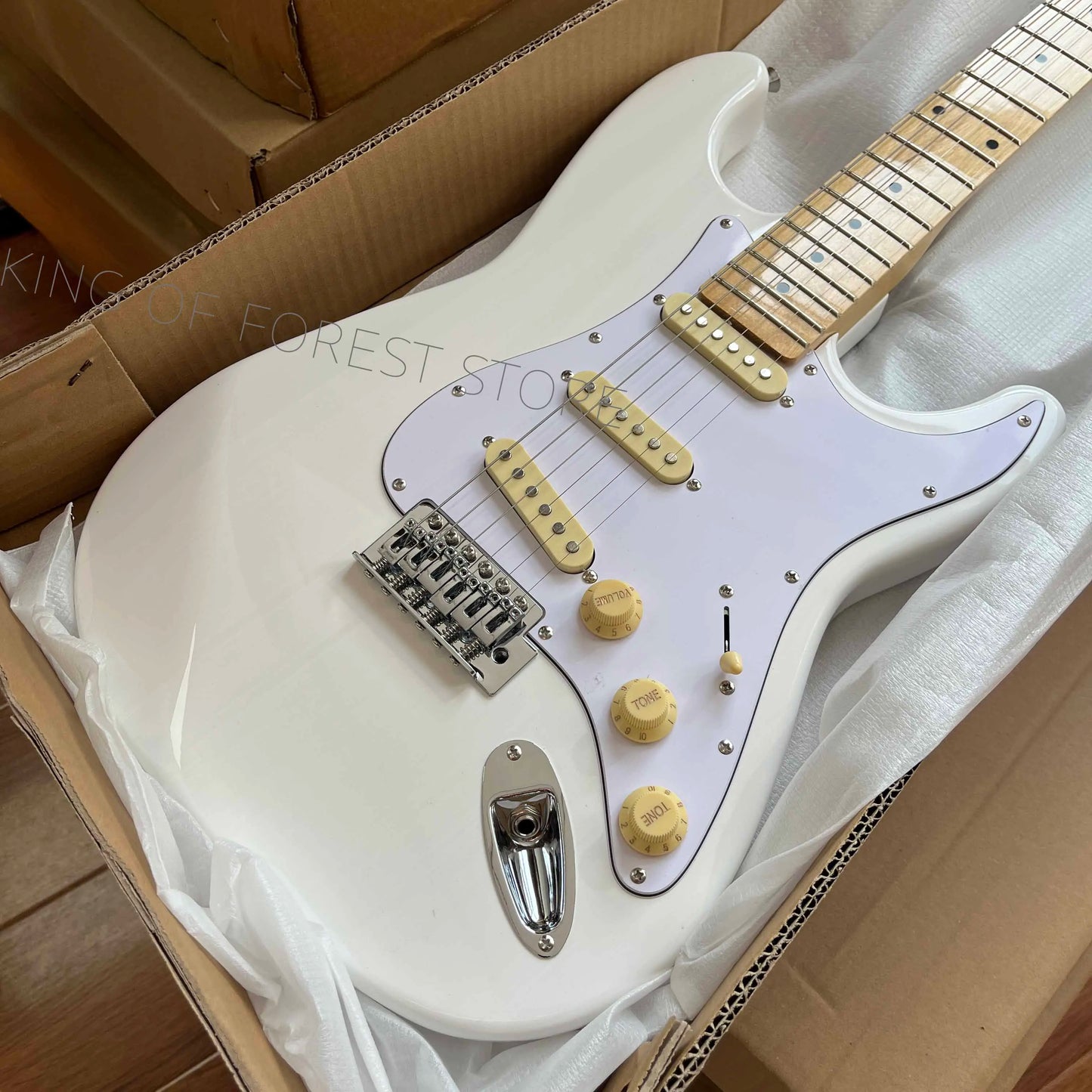 White electric guitar High-quality materials Popular STRAT design Mahogany body, 22 frets, SSS pickups, free shipping