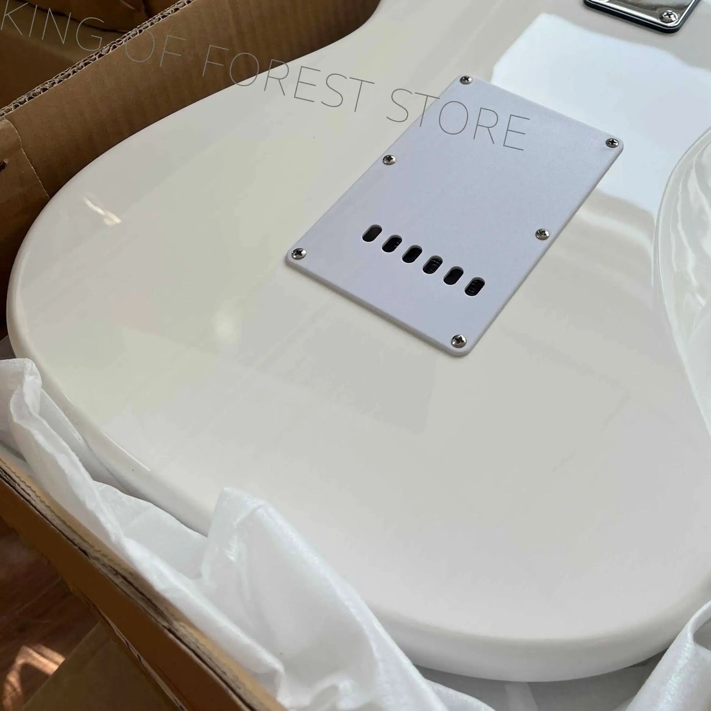 White electric guitar High-quality materials Popular STRAT design Mahogany body, 22 frets, SSS pickups, free shipping