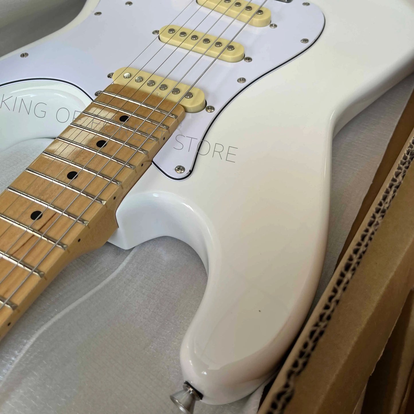 White electric guitar High-quality materials Popular STRAT design Mahogany body, 22 frets, SSS pickups, free shipping