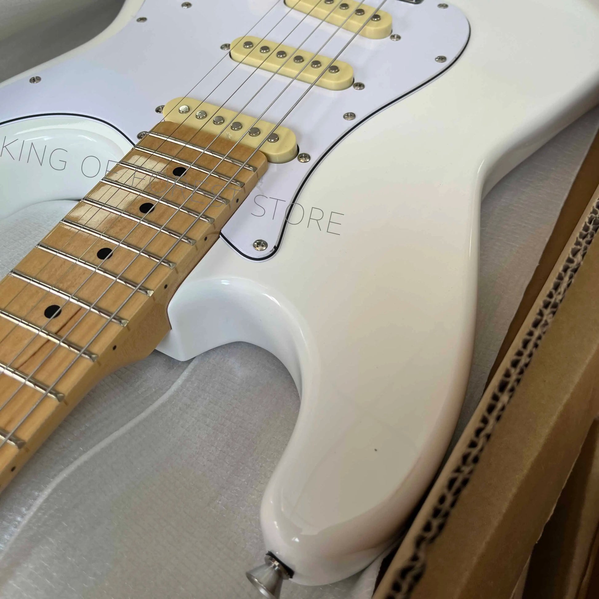 White electric guitar High-quality materials Popular STRAT design Mahogany body, 22 frets, SSS pickups, free shipping