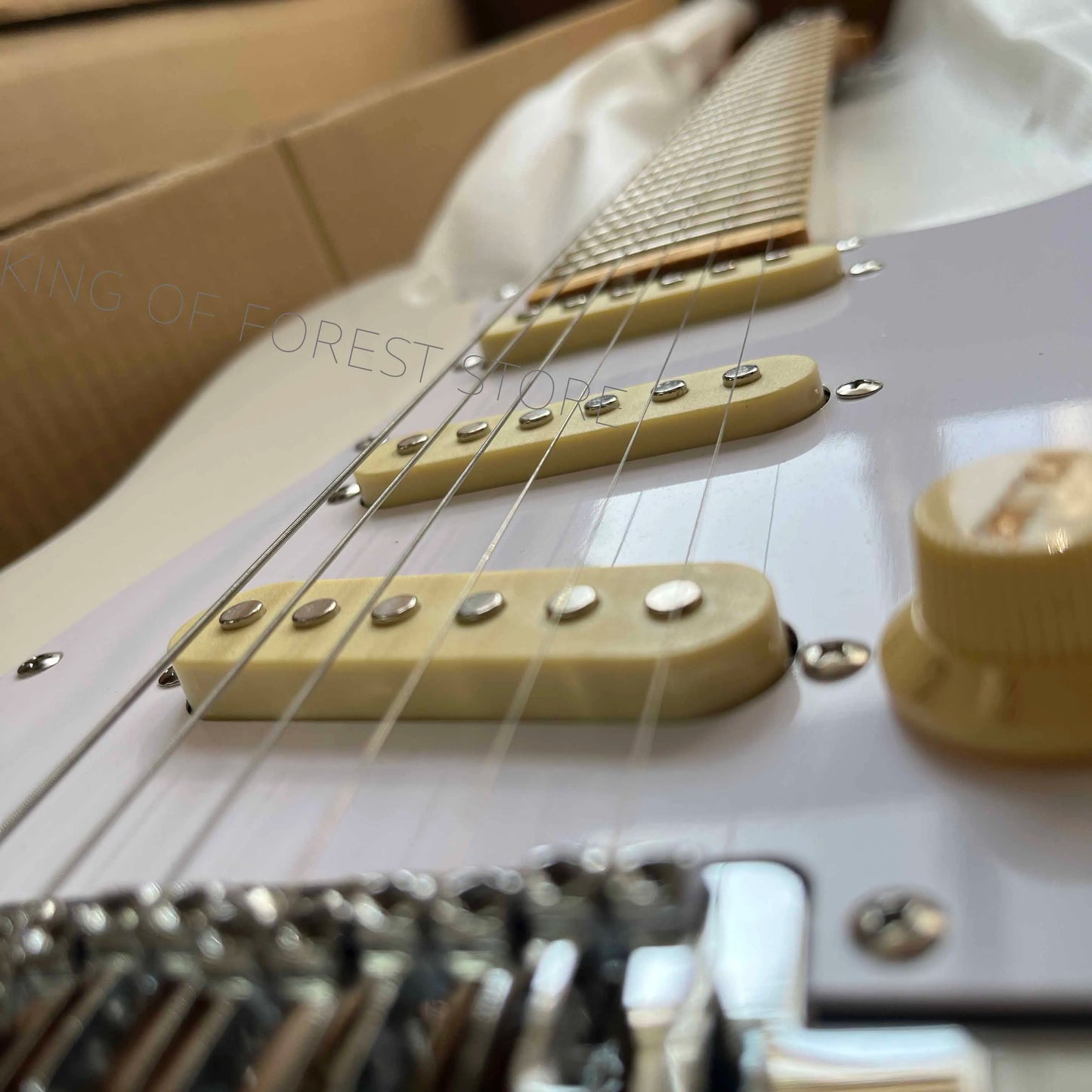 White electric guitar High-quality materials Popular STRAT design Mahogany body, 22 frets, SSS pickups, free shipping