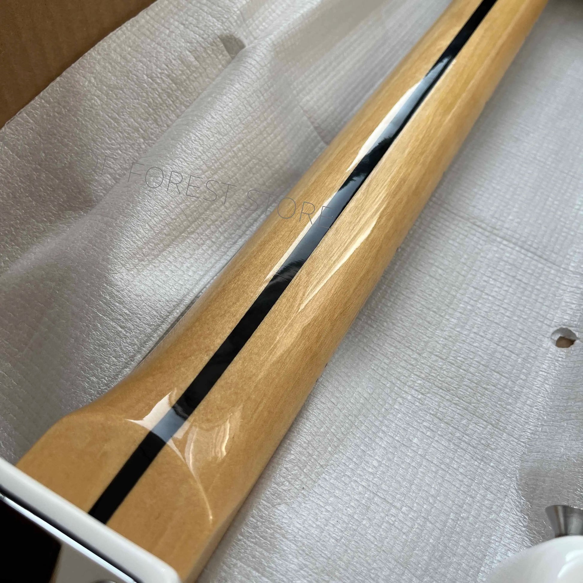 White electric guitar High-quality materials Popular STRAT design Mahogany body, 22 frets, SSS pickups, free shipping