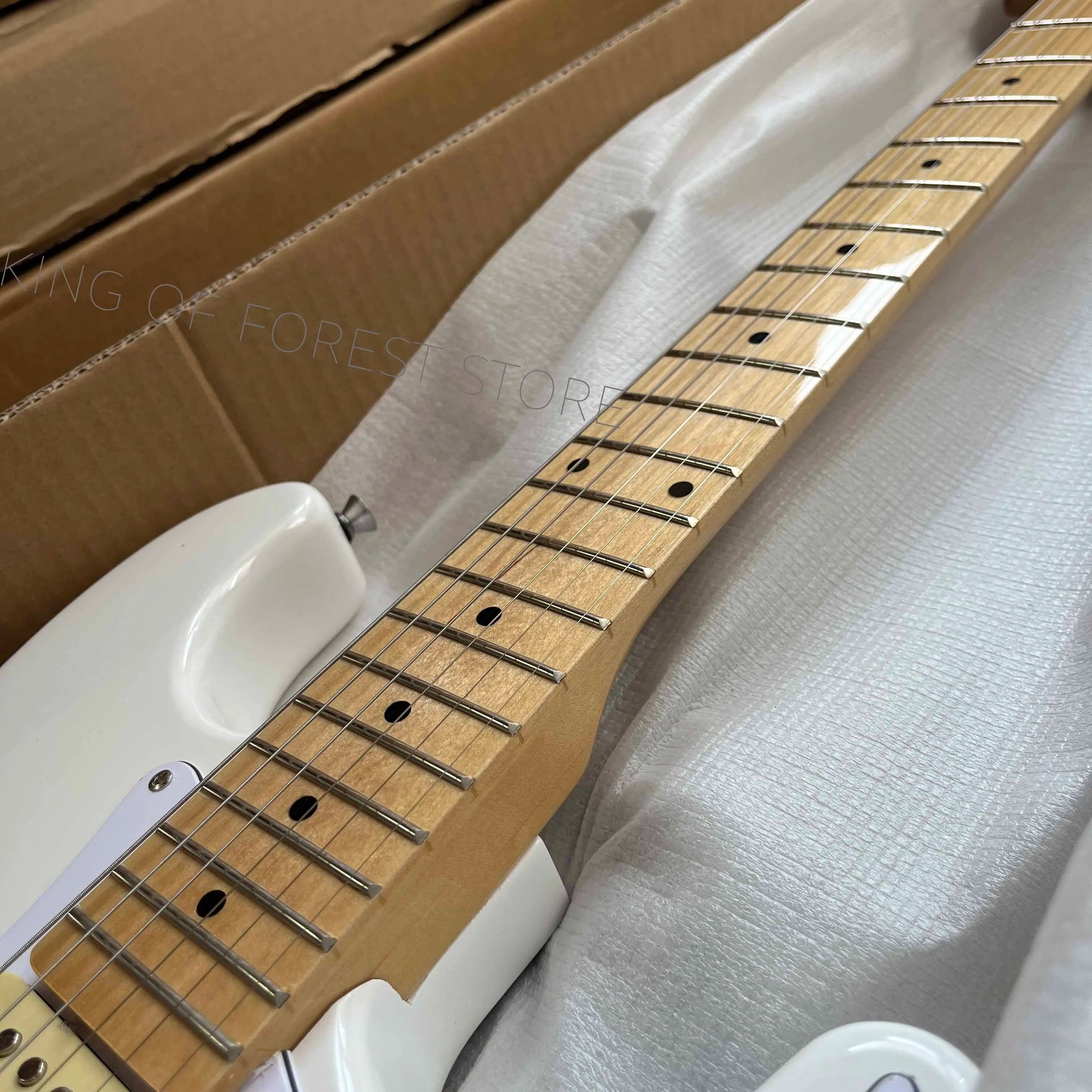 White electric guitar High-quality materials Popular STRAT design Mahogany body, 22 frets, SSS pickups, free shipping